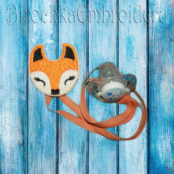 Держатель-брошь для детской пустышки дизайн машинной вышивки