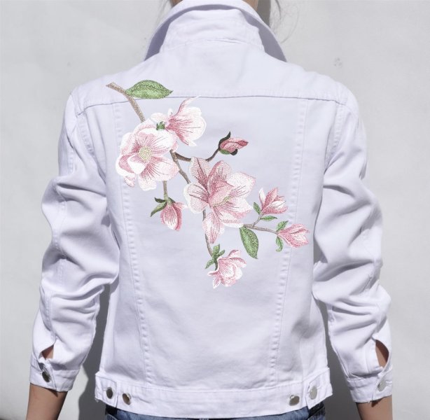 Ветка магнолии в технике художественной вышивки гладью дизайн машинной вышивки