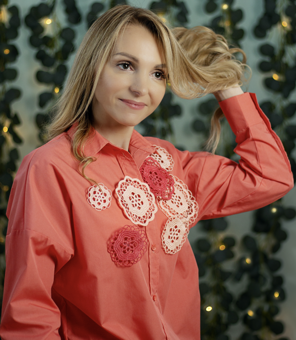 Lace elements using the crochet technique, for creating decorative elements and embellishments, mach